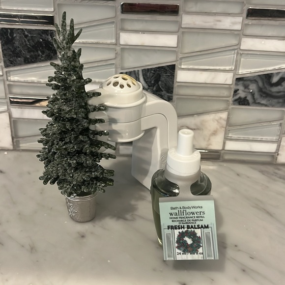 Bath & Body Works Christmas Tree Wallflower + NEW Fresh Balsam Refill - Picture 2 of 4